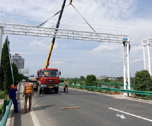 公路龍門架可以限制車身的高度和司機(jī)可以行駛的速度